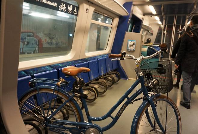 덴마크의 수도 코펜하겐 사람들은 62%가 자전거로 출퇴근하거나 통학한다. 코펜하겐의 도시철도에는 자전거를 안전하게 놓을 수 있는 거치대 부분이 넓다.