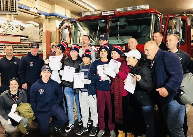 ▲ 코너 맥그리거가 선물한 미국 메이저리그 야구 월드시리즈 1차전 티켓. 소방관들은 그 선물을 다시 화재 사고로 피해를 입은 어린아이들에게 선물했다. 맥그리거는 이 소식을 듣고 "너무 따뜻하고 감동적"이라고 말했다.