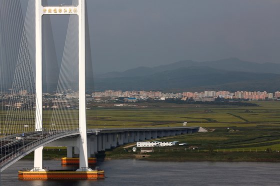 중국 단둥과 북한 신의주를 잇는 신압록강대교 건너 북측 지역 전경. [중앙포토]