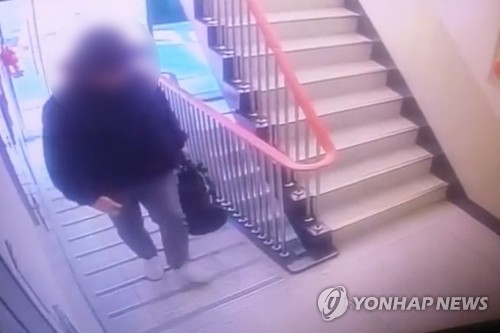 용의자로 추정되는 남성이 선글라스와 모자를 착용하고 범행 장소인 아파트에 들어가는 모습 [부산경찰청 제공]
