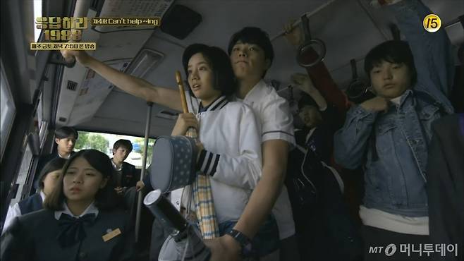 '어남류' 인기를 견인한 전설적 장면, '덕선-정환 버스 신'에 등장한 서울 20-2번 버스는 당시 고등학생이었던 '버스 컨설턴트' 이종원씨(23)가 섭외했다./사진=tvN 드라마 '응답하라 1988' 캡처
