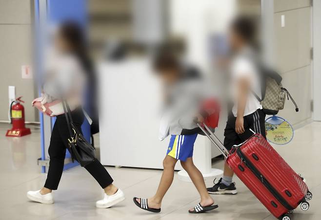 슈퍼 태풍 ‘위투’가 휩쓸고 지나간 사이판에 발이 묶인 한국 관광객 중 일부로 보이는 한 가족이 괌을 경유해 27일 밤 인천 영종도 인천국제공항을 통해 귀국하고 있다. 연합뉴스