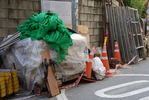 공사장 주변은 인도가 없어 차도 겸 보행로로 이용되는 실정. 건설자재들이 무분별하게 방치되고 있었다.