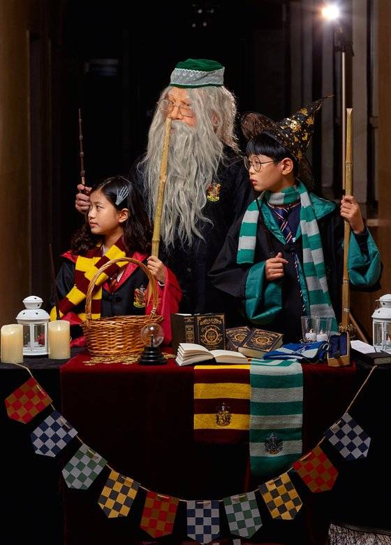 (왼쪽부터)헤르미온느 그레인저·알버스 덤블도어 교수·해리 포터로 변신했다.