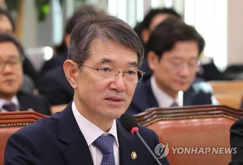 답변하는 안철상 법원행정처장 (서울=연합뉴스) 하사헌 기자 = 안철상 법원행정처장이 29일 오전 국회에서 열린 법제사법위원회의 국정감사에서 의원질의에 답변하고 있다. 2018.10.29 toadboy@yna.co.kr (끝)