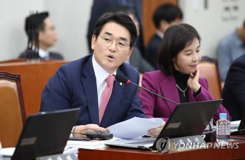 질문하는 박용진 의원 (서울=연합뉴스) 김인철 기자 = 더불어민주당 박용진 의원이 29일 오후 서울 여의도 국회에서 열린 교육부 및 소관 공공·유관기관 종합감사에서 증인으로 출석한 이덕선 한국유치원총연합회(한유총) 비대위원장에게 질문을 하고 있다. yatoya@yna.co.kr (끝)