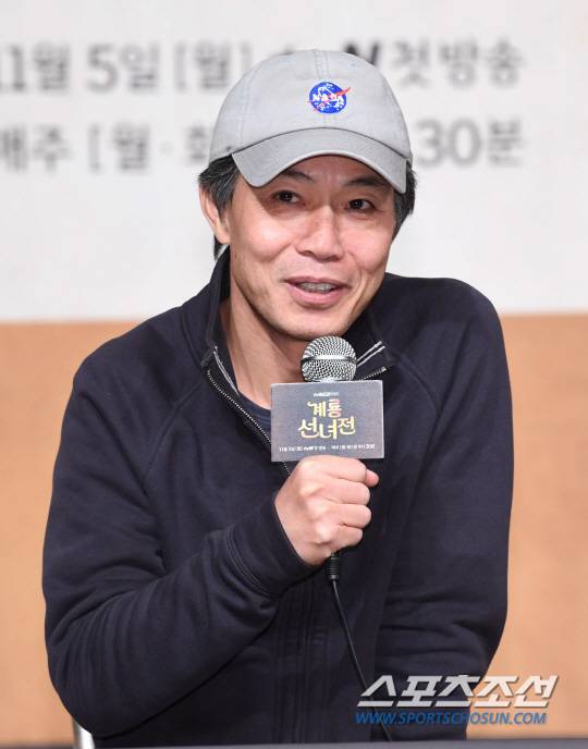 김윤철 PD가 30일 영등포 타임스퀘어에서 열린 tvN 새 월화드라마 '계룡선녀전'의 제작발표회에서 포토타임을 갖고있다. '계룡선녀전'은 699년 동안 계룡산에서 나무꾼의 환생을 기다리며 바리스타가 된 선녀 선옥남이 정이현과 김금, 두 서방님 후보를 우연히 만나면서 과거에 얽힌 비밀을 밝혀내는 코믹 판타지 로맨스다. 영등포=최문영 기자 deer@sportschosun.com /2018.10.30/