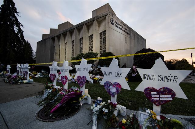 총기난사 사건이 발생한 피츠버그 트리오브라이프 회당 바깥쪽에 희생자들의 이름이 적힌 다윗의 별이 걸려있다. 피츠버그=AP 연합뉴스