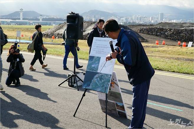 박근태 제주고고학연구소 연구실장이 30일 제주공항 남북활주로 인근에서 4.3유해발굴 현장 설명을 하고 있다. (사진=고상현 기자)