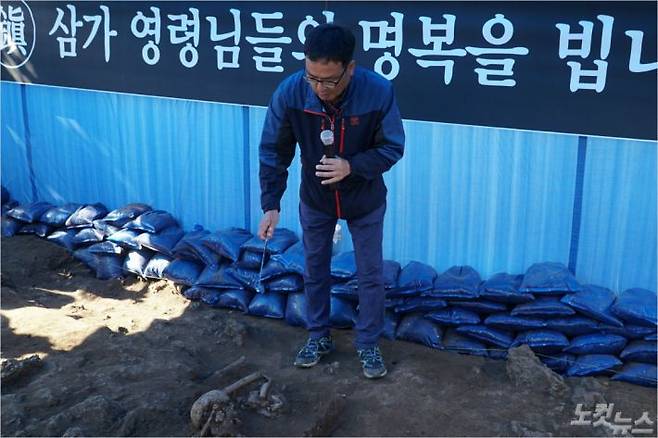 박근태 제주고고학연구소 연구실장이 제주시 도두동 유해발굴 현장에서 설명하고 있다. (사진=고상현 기자)