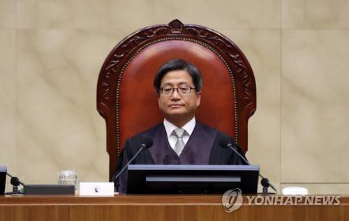 대법 '강제징용 피해자에 일본 기업이 1억씩 배상' (서울=연합뉴스) 김인철 기자 = 김명수 대법원장이 30일 오후 서울 서초구 대법원 대법정에서 일제 강제징용 피해자들이 일본 기업을 상대로 낸 손해배상청구 소송 재상고심 판결 선고를 위한 대법원 전원합의체에 참석하고 있다. yatoya@yna.co.kr (끝)