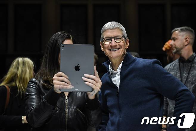 팀 쿡 애플 CEO (오른쪽) © AFP=뉴스1
