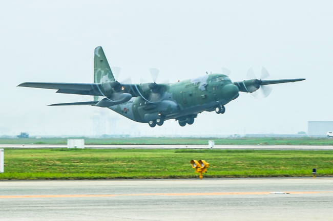 사이판 태풍 사태 지원을 위해 투입된 공군 수송기 C-130H가 이륙하고 있다. [사진=공군]