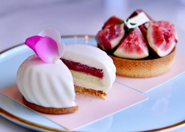 The patisserie‘s namesake dessert L’aubenuit (front) marries strawberry coulis with a fragrant basil-infused ganache, while A’demain (back) features fresh figs over an aromatic dried fig and wine paste, lemon genoise, Earl Grey ganache and a thin and crisp tart shell. (Park Hyun-koo/The Korea Herald)