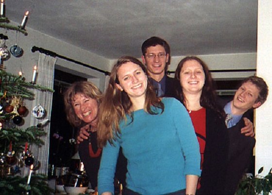잉그리트 간너와 네 명의 자녀들. 페터 간너가 에베레스트에서 사망한 이듬해 크리스마스 때 찍은 사진이다. 중앙포토