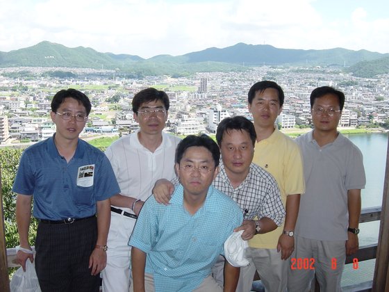 2002년 8월 TPS(도요타생산방식) 일본 4주 연수 동기생들과 함께(한가운데 하늘색 테크 셔츠가 나다). [사진 오용섭]