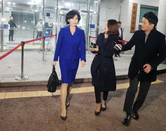 '혜경궁 김씨' 논란이 일고 있는 이재명 경기도지사 부인 김혜경씨가 2일 오후 8시40분께 경찰 조사를 받은 뒤 경기남부지방경찰청을 빠져가고 있다. 뉴시스