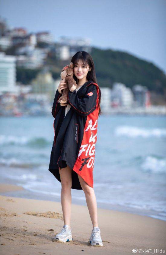 송의진과 샤오 양이 함께 찍힌 사진.