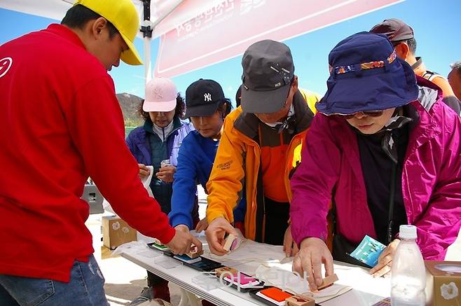 ▲ '2018 대청 지오파크 챌린지'에서 기념 손수건만들기 체험을 하는 관광객들
