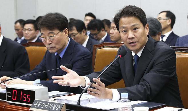 임종석 청와대 비서실장이 6일 국회에서 열린 국회 운영위원회의 청와대에 대한 국정감사에서 무소속 손금주 의원의 질의에 답하고 있다. 임현동 기자