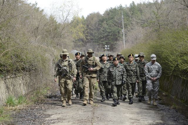 2015년 전인범(맨 앞줄 왼쪽에서 세번째) 전 특전사령관이 미 특수부대와 연합작전을 펼치며 훈련장을 시찰하고 있다. 특전사령관은 전시에 약 1,000여명의 미군과 각종 장비까지 통제한다. 본인 제공