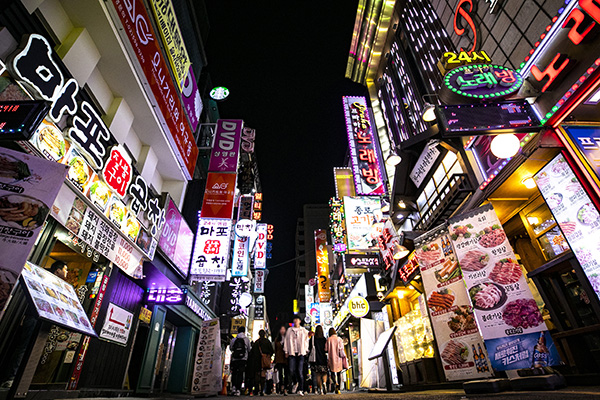 ⓒ시사IN 신선영 2017년 기준 한국의 자영업자와 무급 가족 종사자의 비중은 전체 취업자의 25.4%에 이른다. 사진은 서울 종로의 한 식당가.