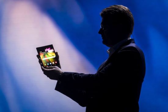 삼성전자 미국법인의 저스틴 데니슨 부사장이 새로운 폴더블폰을 발표하고 있다. 블룸버그