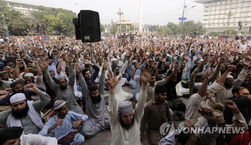 10월31일 파키스탄 라호르에서 아시아 비비의 무죄 판결에 항의하는 무슬림. [EPA=연합뉴스]