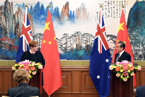 왕이 중국 외교담당 국무위원 겸 외교부장(오른쪽)이 지난 8일 베이징에서 머리스 페인 호주 외무장관과 회담한 후 공동 기자회견을 하고 있다. 중국외교부