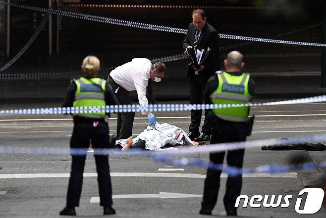 9일(현지시간) 오후 멜버른에서 발생한 흉기 사건 현장에 경찰이 모여 있다. © AFP=뉴스1