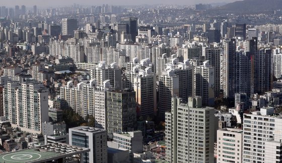 집값이 많이 오른 올해 들어 30대가 서울 아파트를 가장 많이 샀다. 뒤늦게 주택시장에 뛰어든 이유와 주택 자금을 어떻게 했는지 궁금증을 낳는다.
