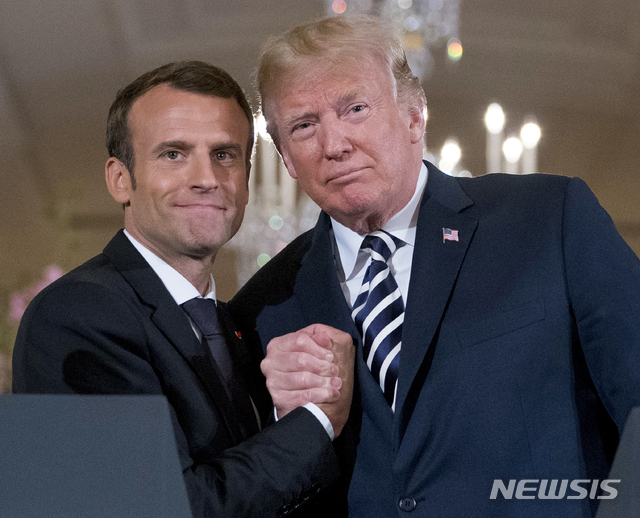 【워싱턴=AP/뉴시스】 9일(현지시간) 오후 늦게 1차 세계대전 종전 100주년 기념행사에 참석하기 위해 프랑스에 도착한 도널드 트럼프 대통령은 트위터에 마크롱 프랑스 대통령의 유럽군대 창설안은 "매우 모욕적"이라고 올렸다. 사진은 올해 4월 파리기후협약을 논의차 만난 마크롱(왼쪽) 대통령과 트럼프 대통령. 2018.11.10.