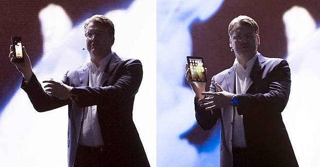 저스틴 데니슨 삼성전자 미국법인 상무가 7일(현지시간) 미국에서 열린 삼성개발자 콘퍼런스(SDC)에서 폴더블폰 디스플레이를 선보였다. / 사진=삼성전자