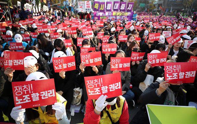‘전태일 열사 정신계승 2018 전국노동자대회’가 열린 10일 오후 서울 중구 태평로에서 민주노총 소속 백화점ㆍ면세점 노동자들이 억눌린 감정을 표현하는 하얀 가면을 쓰고 집회에 참여하고 있다. 이날 집회에는 주최측 추산 전국 6만명의 조합원이 모여 탄력근로제 기간 확대 움직임을 규탄하고 최저임금법 원상 회복 등을 요구했다. 연합뉴스