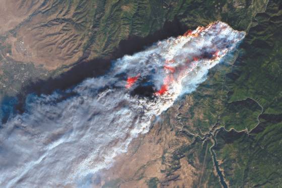 위성에도 잡힌 캘리포니아 대형 산불 ... 135명 이상 사망·실종, 30만명 대피