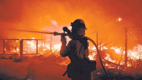 위성에도 잡힌 캘리포니아 대형 산불 ... 135명 이상 사망·실종, 30만명 대피