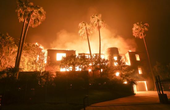 남 캘리포니아에서 발생한 '울시 파이어'로 인해 말리부에 위치한 한 주택이 지난 9일(현지시간) 불타고 있다. AP뉴시스