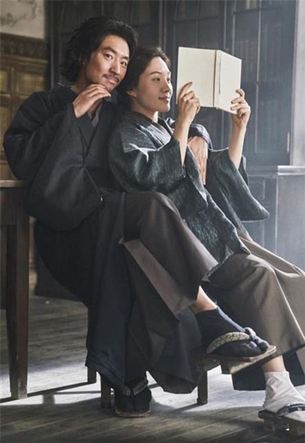 박열 의사와 부인 가네코 후미코가 재판정에서 안고 있는 모습을 재현한 영화 ‘박열’의 한 장면.