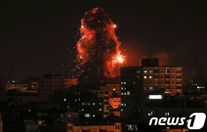 12일(현지시간) 오후 이스라엘군의 공습으로 가자지구에서 검은 포연이 치솟고 있다. © AFP=뉴스1