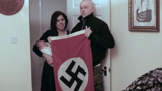 영국의 불법 극우단체인 '내셔널액션' 가담혐의로 체포된 아담 토머스(오른쪽)와 클라우디아 파타타스 부부의 모습. 두 부부는 히틀러를 존경한다는 의미로 자식의 중간이름을 '아돌프'라 지어 화제가 됐다.(사진=연합뉴스)