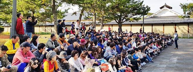 지난 7일‘일본 속의 한민족사 탐방단’에 참여한 교사들이 일본 나라 호류지(法隆寺) 앞에서 엄기표(맨 오른쪽) 단국대 교수의 설명을 듣고 있다. /주희연 기자