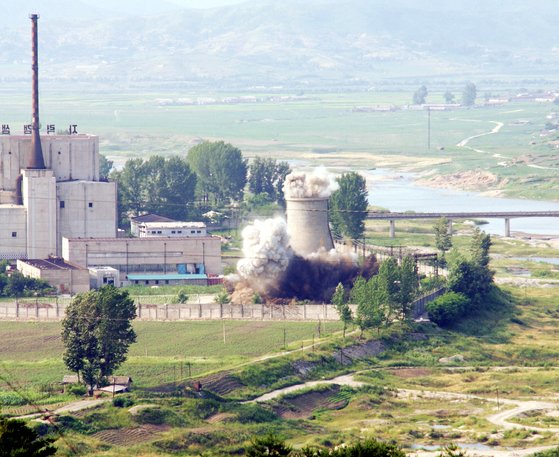 2008년 6월 27일 북한이 비핵화 의지를 과시하기 위해 영변 원자로의 냉각탑을 폭파하는 장면. 연합뉴스