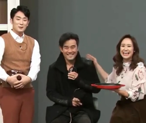 배우 최민수(가운데)가 아내 강주은(오른쪽)이 진행 중인 홈쇼핑 생방송에 '깜짝' 등장했다.