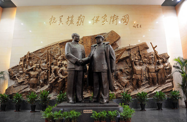북중 접경 단둥의 마오쩌둥과 펑더화이 동상