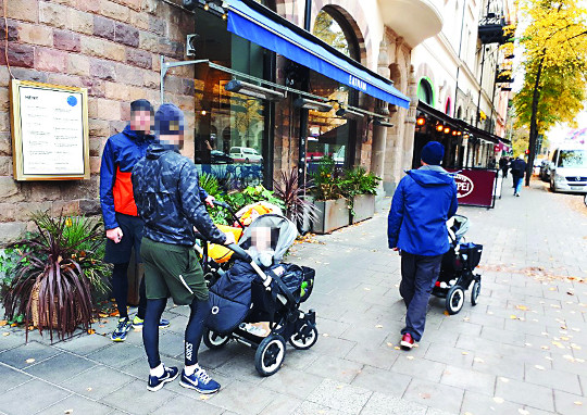 스웨덴 스톡홀름에선 한낮 거리에서 유모차를 밀고 가는 남성을 쉽게 볼 수 있다. 육아휴직 중인 ‘라테파파’다. 저출산 극복을 위해 남성의 육아 참여, 여성의 고용안정 정책을 펼친 스웨덴은 2000년대 중반 이후 출산율 1.9명대를 유지하고 있다.