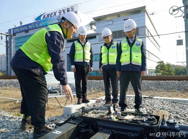 김한영 사장과 공항철도 임직원들이 14일 검암역 구내 유치선에서 선로전환기를 점검하고 있다. /사진=공항철도