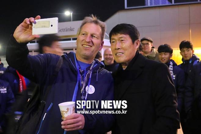 ▲ 차범근 전 국가 대표 팀 감독(오른쪽)과 사진을 찍은 호펜하임 팬.