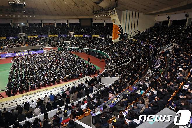 대입 정시 합격전략 설명회에서 참가한 수험생과 학부모들이 입시 전문가의 대입 정시 지원전략 강연을 듣고 있다. (뉴스1DB) © News1 민경석 기자