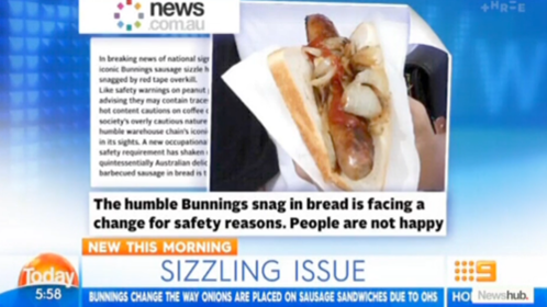 호주 철물 체인점 ‘버닝스 웨어하우스’가 가게에서 파는 핫도그 소시지에 올리던 양파 위치를 바꾸기로 하면서 호주에서 논쟁이 붙었다. /news.com.au