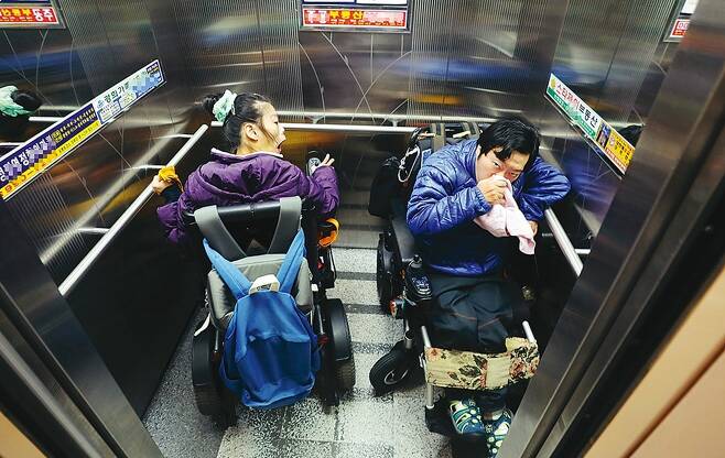최영은 이상우씨 커플이 지하철 4호선 창동역에서 승강장으로 가기 위해 엘리베이터를 타고 있다.
